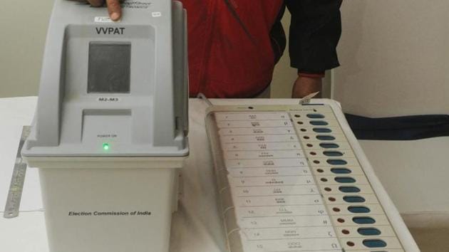 Patna, India - January 18, 2019: An electoral officer demonstrates the Electronic Voting Machine (EVM) and Voter Verifiable Paper Audit Trail (VVPAT) during the review meeting of poll preparedness of the state for the upcoming general elections, in Patna, Bihar, India, on Friday, January 18, 2019. (Photo by Parwaz Khan / Hindustan Times)(Parwaz Khan /HT PHOTO)