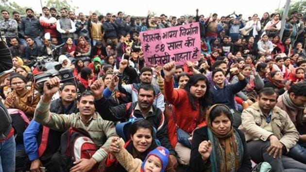 Hundreds of guest teachers have been protesting since March 1 demanding regularisation of jobs, after their contracts expired on February 28. The Delhi Cabinet had passed a policy to allow them to work till the age of 60.(Arvind Yadav/HT Photo)