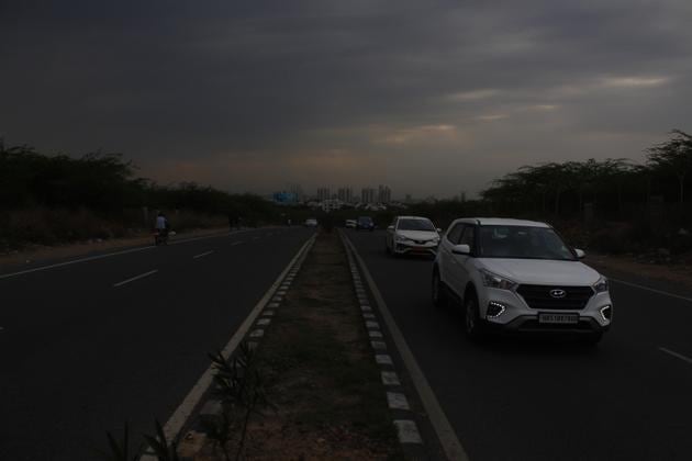 The Municipal Corporation of Gurugram (MCG) has issued a work order for installing 740 street lights on the Gurgaon-Faridabad Road, said MCG officials on Thursday.(Yogendra Kumar/HT Photo)