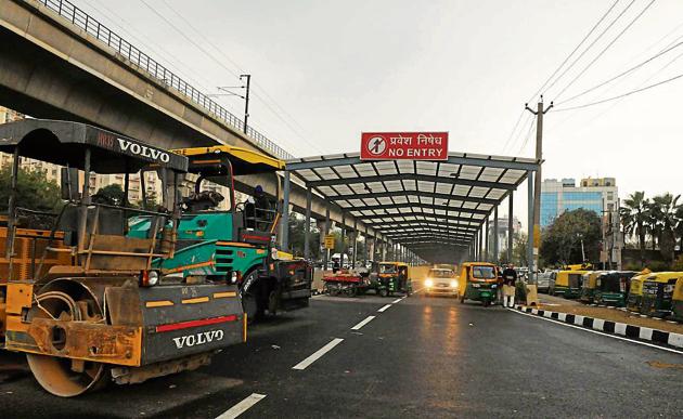 Work on the underpass — which was stuck for one-and-a-half years — resumed last month soon after a sole petrol pump, which fell in the structure’s allignment, was removed on February 5.(Parveen Kumar/HT Photo)