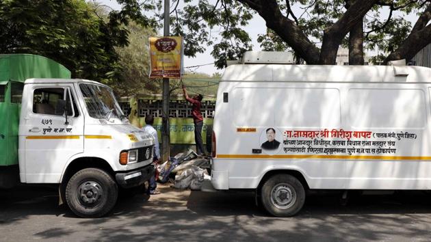 As per Pune Municipal Corporation’s (PMC) pedestrian policy, hoardings are not permitted on footpaths. It is also stipulated in the policy that minimum vertical clearance of 2.5 metres for walking should be maintained throughout the length and width of the footpath (RAHUL RAUT/HT PHOTO) 