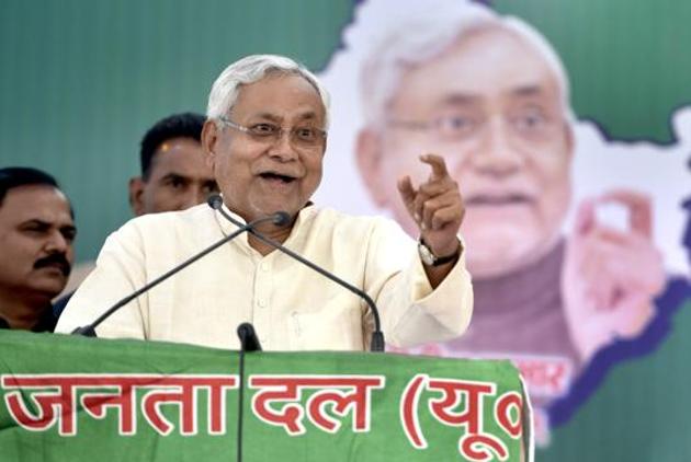 Bihar chief minister and JDU leader, Nitish Kumar during a rally at Meetha Pur near Badar Pur in New Delhi.(Sushil Kumar/HT PHOTO)