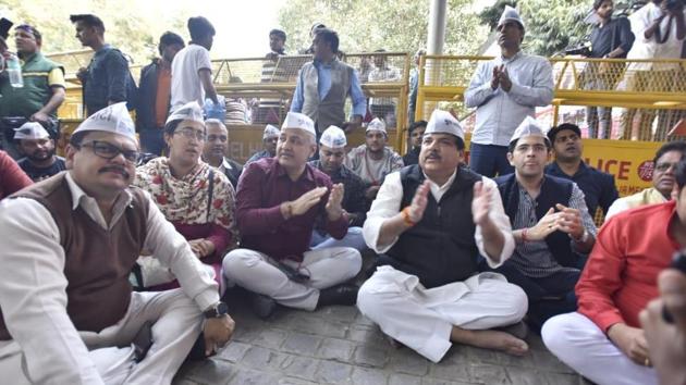 A delegation of AAP met the Chief Election Commissioner Sunil Arora to lodge a complaint against the Delhi Police which, it claimed, was acting at the BJP’s behest to harass the call centre employees.(Sonu Mehta/HT) A delegation of AAP met the Chief Election Commissioner Sunil Arora to lodge a complaint against the Delhi Police which, it claimed, was acting at the BJP’s behest to harass the call centre employees.(Sonu Mehta/HT)