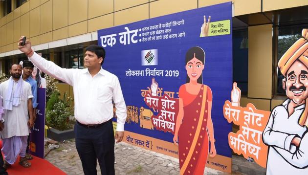 The district administration has also inaugurated an election selfie corner at collectorate in Jamshedpur on Thursday(HT)