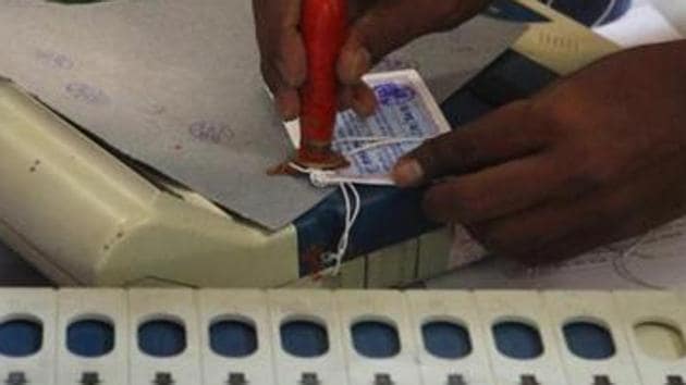 An Election Commission official seals an EVM after an election.(Kalpak Pathak/HT Photo)
