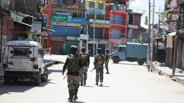 In the third attack on civilians in south Kashmir in the last two days, militants abducted and shot dead a civilian in Pulwama late on Thursday night, police said on Friday.(HT File Photo)