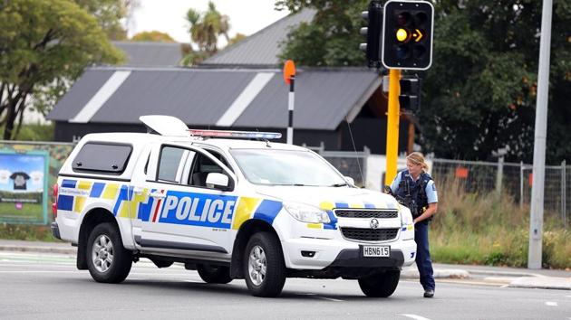 This picture released by Radio New Zealand shows a police officer cordoning a street near the mosque after a firing incident in Christchurch on March 15, 2019. (AFP Photo) This picture released by Radio New Zealand shows a police officer cordoning a street near the mosque after a firing incident in Christchurch on March 15, 2019. (AFP Photo)