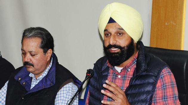 Senior Shiromani Akali Dal (SAD) leader and former revenue minister Bikram Singh Majithia addressing a press conference in Chandigarh on Saturday.(HT Photo)