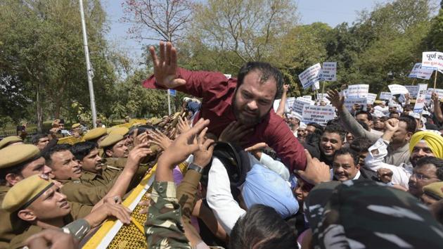 Police personnel in action as Aam Aadmi Party (AAP) members protest to demand full statehood for Delhi, near Bharatiya Janata Party (BJP) headquarters, at Deen Dayal Upadhyaya Marg, in New Delhi. (Sushil Kumar / HT Photo) 