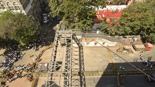 A senior Mumbai police officer said the BMC has been asked to share a copy of the primary report of the bridge with the Azad Maidan police station.(Anshuman Poyrekar/HT Photo)