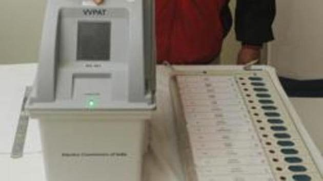 Asserting its autonomy in the conduct of elections in an affidavit filed in the top court last month, the EC said: “The ultimate decision-making authority on elections rests with the Election Commission of lndia and it cannot be compelled to follow the directives of any particular party or person.”(Parwaz Khan /HT File PHOTO)