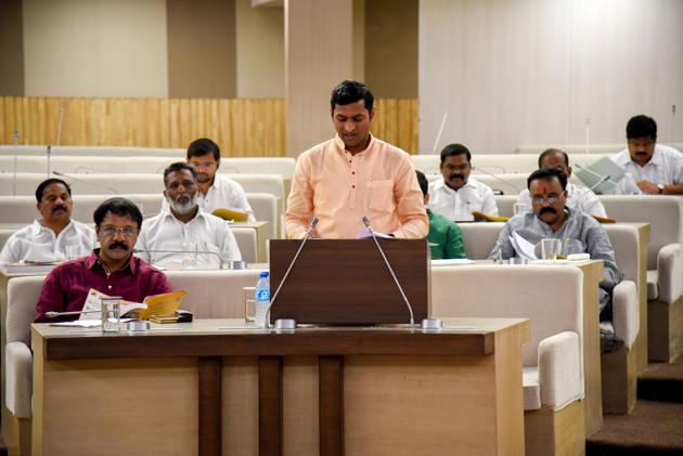 Yogesh Mulik of standing committee presents budget at PMC on February 22. (HT FILE) Yogesh Mulik of standing committee presents budget at PMC on February 22. (HT FILE)