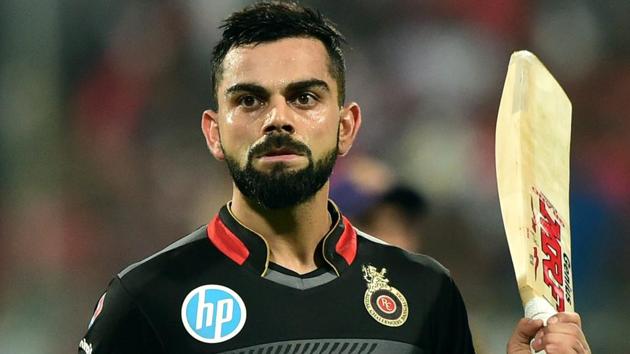 Royal Challengers Bangalore skipper Virat Kohli acknowledges the crowd.(PTI)