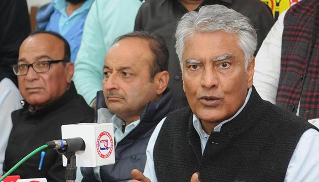 PPCC president Sunil Jakhar addressing the media at Jalandhar(Pradeep Pandit/ HT)