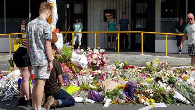 Residents pay their respects by placing flowers for the victims of the mosques attacks in Christchurch on March 16, 2019.(AFP photo)