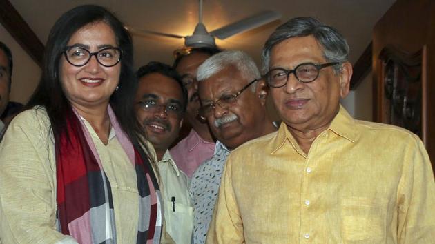 Sumalatha is the wife of the late Kannada film star and former union minister MH Ambareesh. On Friday, she met former chief minister and union minister SM Krishna, now a BJP member. (PTI) Sumalatha is the wife of the late Kannada film star and former union minister MH Ambareesh. On Friday, she met former chief minister and union minister SM Krishna, now a BJP member. (PTI)