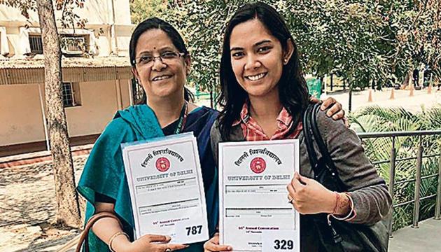 Mala Dutta (left) and Shreya Mishra with their degrees(HT)