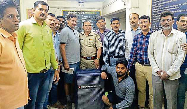 The Bandra GRP recovered the bag of bullets from the accused, Lalit Dhingana (beside the trolley) and Jyoti. (HT Photo) The Bandra GRP recovered the bag of bullets from the accused, Lalit Dhingana (beside the trolley) and Jyoti. (HT Photo)