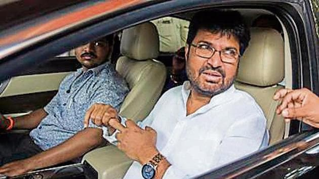Shiv Sena minister Arjun Khotkar, who had vowed to contest the Jalna Lok Sabha seat against state Bharatiya Janata Party (BJP) president Raosaheb Danve, despite the saffron alliance, is likely to back down. (HT File) Shiv Sena minister Arjun Khotkar, who had vowed to contest the Jalna Lok Sabha seat against state Bharatiya Janata Party (BJP) president Raosaheb Danve, despite the saffron alliance, is likely to back down. (HT File)