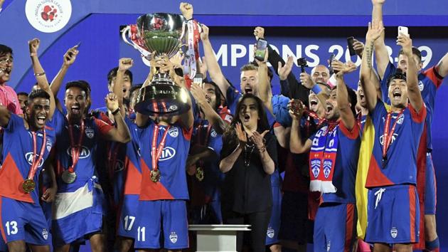 Bengaluru FC's player celebrate with the winning trophy after beating FC Goa in the ISL final.(PTI)