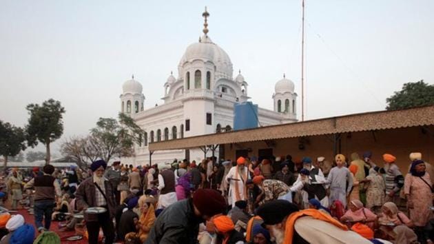 A man serves food to Sikhs from India outside the shrine of Guru Nanak Dev Ji during the groundbreaking ceremony of the Kartarpur border corridor, in Kartarpur, Pakistan on November 28.(REUTERS) A man serves food to Sikhs from India outside the shrine of Guru Nanak Dev Ji during the groundbreaking ceremony of the Kartarpur border corridor, in Kartarpur, Pakistan on November 28.(REUTERS)
