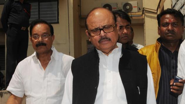 Senior Congress leader Tariq Anwar and general secretary of NCP, DP Tripathi, on Saturday met RJD chief Lalu Prasad at Rajendra Institute of Medical Sciences (RIMS) in Ranchi.(HT Photo)