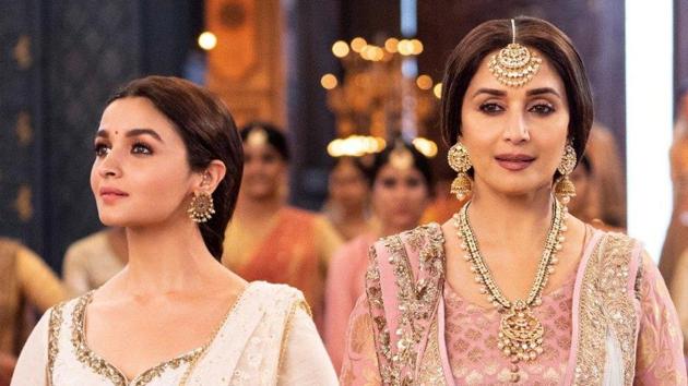 Kalank: Sonakshi Sinha Joins Alia Bhatt on Stage as Latter Swirls to