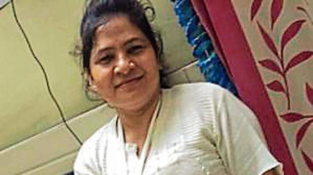 The woman, Asha Mehra, was able to hold on to her handbag, but her fall from the auto-rickshaw during the Friday incident caused a mini pile-up involving three cars that braked suddenly to avoid hitting her.(HT Photo)