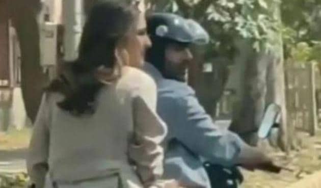Sara Ali Khan and Kartik Aaryan were spotted riding a bike in Delhi. Sara has now been trolled for not wearing a helmet. Sara Ali Khan and Kartik Aaryan were spotted riding a bike in Delhi. Sara has now been trolled for not wearing a helmet.