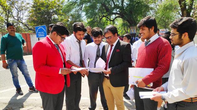 CBSE question paper analysis : A number of CBSE Class 12 maths students, who appeared in the examination on Monday, said that the paper was of average difficulty level and a bit lengthy.(Rajeev Mullick/HT photo) CBSE question paper analysis : A number of CBSE Class 12 maths students, who appeared in the examination on Monday, said that the paper was of average difficulty level and a bit lengthy.(Rajeev Mullick/HT photo)