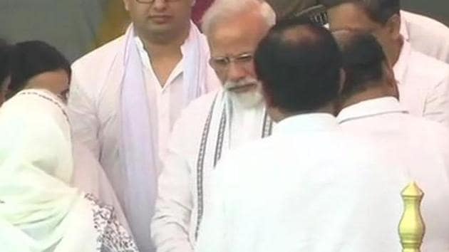 Prime Minister Narendra Modi offered last respects to former Goa chief minister Manohar Parrikar in Panaji on Monday. Defence minister Nirmala Sitharaman was also present.(Photo: ANI)