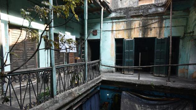 A view inside Presidency Boarding House. Looking at its sorry state, Neogi, who was scouting for ideas on a documentary on the history of Kolkata, did an episode on messbaris as part of Sutanuti Diaries. In January, HWC began to document the messbaris through photographs, residents’ accounts and cultural references. They found 53 that were still standing. (Arijit Sen / HT Photo) A view inside Presidency Boarding House. Looking at its sorry state, Neogi, who was scouting for ideas on a documentary on the history of Kolkata, did an episode on messbaris as part of Sutanuti Diaries. In January, HWC began to document the messbaris through photographs, residents’ accounts and cultural references. They found 53 that were still standing. (Arijit Sen / HT Photo)