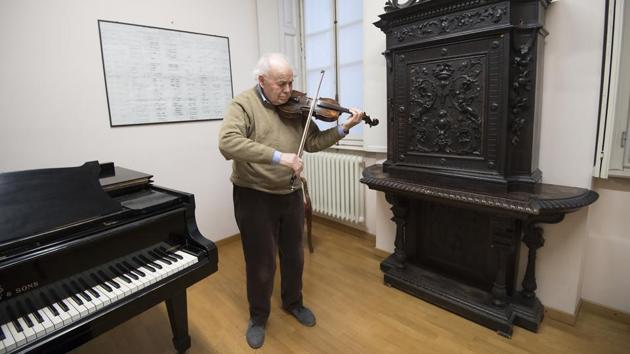 Retired Italian violinist Renato Perversi plays in a room. Nevertheless, passions can run high at times among the group of musicians. “Put 60 artists living together, oh la la, you can just imagine!” said Campisi. The Casa Verdi has a waiting list of around 10 people, who will have to bide their time for a spot until a current resident dies. (AFP) Retired Italian violinist Renato Perversi plays in a room. Nevertheless, passions can run high at times among the group of musicians. “Put 60 artists living together, oh la la, you can just imagine!” said Campisi. The Casa Verdi has a waiting list of around 10 people, who will have to bide their time for a spot until a current resident dies. (AFP)