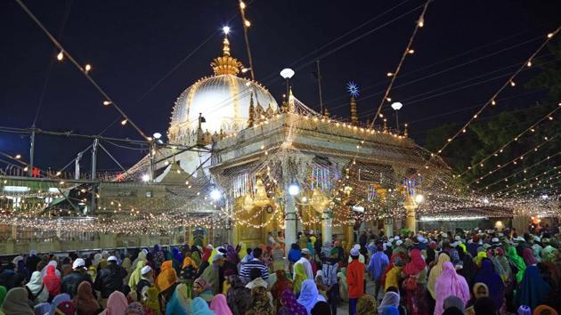 The shrine of Saint Moinuddin Chishti in Ajmer, Rajasthan. The growing support Hanuman Beniwal’s Rashtriya Loktantrik Party in Ajmer division has the BJP and Congress worried about a shift in their vote base.(HT File Photo)
