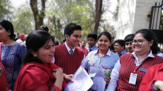 CBSE 10th Hindi paper analysis:  Class 10 students of G D Goenka Public School discussing their Hindi  question paper in Lucknow on Tuesday. (Rajeev Mullick/HT photo)
