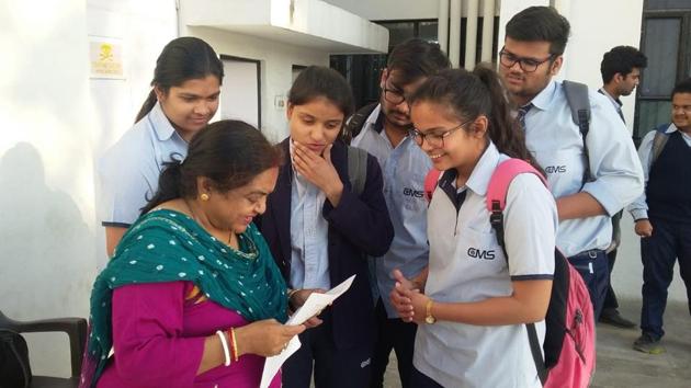 ISC 2019 Question paper Analysis : Students of CMS Aliganj-I discussing their ISC biotechnology paper in Lucknow on Tuesday.(Rajeev Mullick/HT photo) ISC 2019 Question paper Analysis : Students of CMS Aliganj-I discussing their ISC biotechnology paper in Lucknow on Tuesday.(Rajeev Mullick/HT photo)