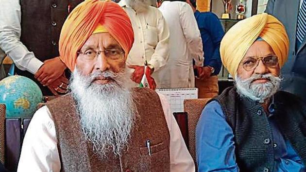 Sukhdev Singh Dhindsa (in saffron turban) was felicitated by some Sikh outfits in Sangrur on Monday, March 18, 2019, after receiving Padma Bhushan.(HT Photo)