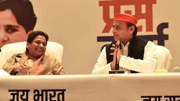 BSP chief Mayawati and Samajwadi Party chief Akhilesh Yadav at joint press briefing in Lucknow(ANI Photo)