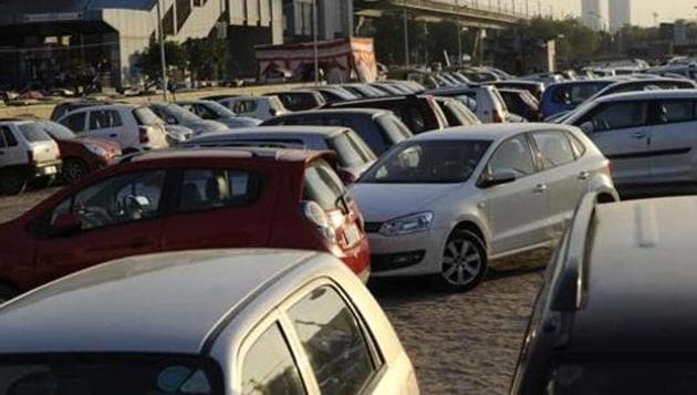 Five people were arrested for allegedly stealing tyres, rims and other parts of cars parked at isolated stretches in the city, the police said on Monday.(Photo by Burhaan Kinu/ Hindustan Times)(HT Photo)