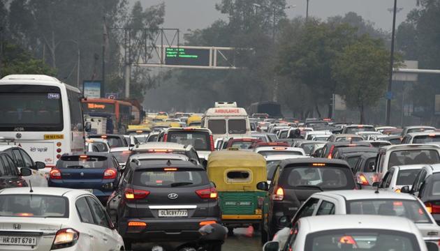 NThe 150-feet-wide Dabri-Palam road shrinks to less than 20 feet at the point where the three shops are located. This had resulted in regular traffic jams and accidents. (HT PHOTO / Representative Image) NThe 150-feet-wide Dabri-Palam road shrinks to less than 20 feet at the point where the three shops are located. This had resulted in regular traffic jams and accidents. (HT PHOTO / Representative Image)