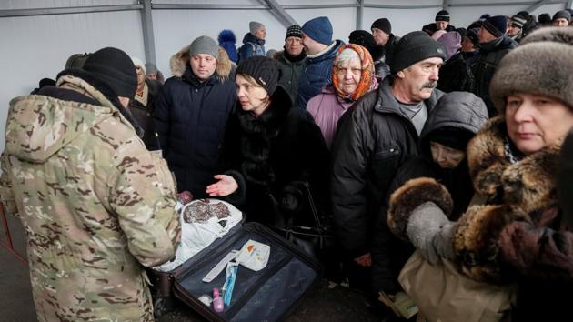 There are over a million crossings of the 500 km contact line every month, many by pensioners who spend hours queuing as they rely on state benefits available on the government-controlled side. The government and organisations like the UN have sought to improve conditions, providing heated tents, toilets, advice on avoiding landmines, and making border guards wear body cameras to prevent corruption. (Gleb Garanich / REUTERS) There are over a million crossings of the 500 km contact line every month, many by pensioners who spend hours queuing as they rely on state benefits available on the government-controlled side. The government and organisations like the UN have sought to improve conditions, providing heated tents, toilets, advice on avoiding landmines, and making border guards wear body cameras to prevent corruption. (Gleb Garanich / REUTERS)