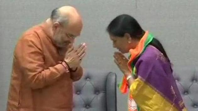 Senior Congress leader in Telangana DK Aruna joined the BJP early on Wednesday in another setback to the opposition party ahead of the Lok Sabha election. (HT Photo) Senior Congress leader in Telangana DK Aruna joined the BJP early on Wednesday in another setback to the opposition party ahead of the Lok Sabha election. (HT Photo)