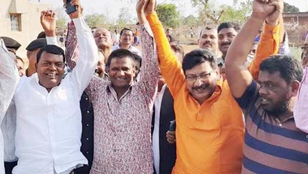 AJSU leader Chandra Prakash Choudhary ( Left white shirt) along with BJP MLA's Dhullu Mahto and Nirbhay Sahabadi in Pirtand area in Giridih district on Monday evening.(Subhash Mishra /HT)