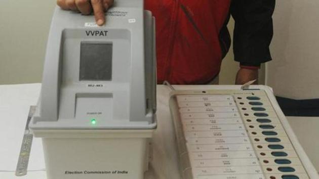 Patna, India - January 18, 2019: An electoral officer demonstrates the Electronic Voting Machine (EVM) and Voter Verifiable Paper Audit Trail (VVPAT) during the review meeting of poll preparedness of the state for the upcoming general elections, in Patna, Bihar, India, on Friday, January 18, 2019.(Parwaz Khan /HT PHOTO)