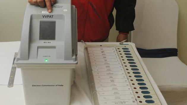 Patna, India - January 18, 2019: An electoral officer demonstrates the Electronic Voting Machine (EVM) and Voter Verifiable Paper Audit Trail (VVPAT) during the review meeting of poll preparedness of the state for the upcoming general elections, in Patna, Bihar, India, on Friday, January 18, 2019. (Photo by Parwaz Khan / Hindustan Times)(Parwaz Khan /HT PHOTO)