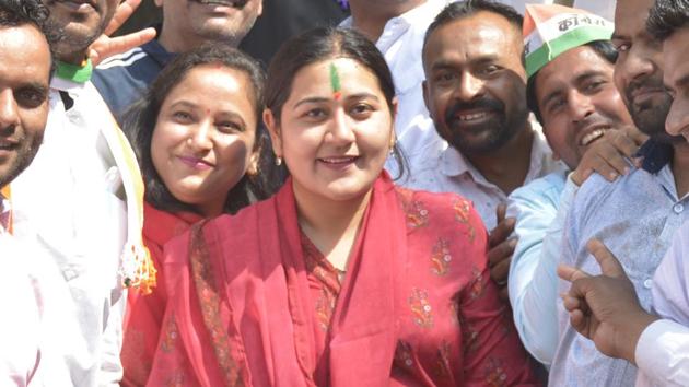 Dolly Sharma, Congress’ Ghaziabad candidate, is seen along with her supporters seen at Prahlad Garhi Village, Vasundhara, in Ghaziabad,on Tuesday, March 19, 2019.(Sakib Ali / HT File)