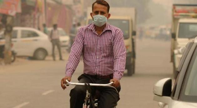 Gurugram, India-November 05, 2018: Commuter seen wearing mask as air pollution reaches hazardous level, at Khandsa road, in Gurugram, India, on Monday, November 05, 2018. (Photo by Parveen Kumar/Hindustan Times)