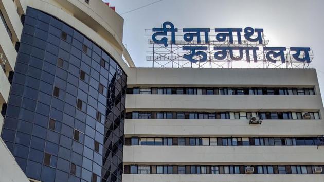 The Deenanath Mangeshkar hospital, Pune, has been issued a Rs 100 crore notice for violating government norms.(HT Photo)