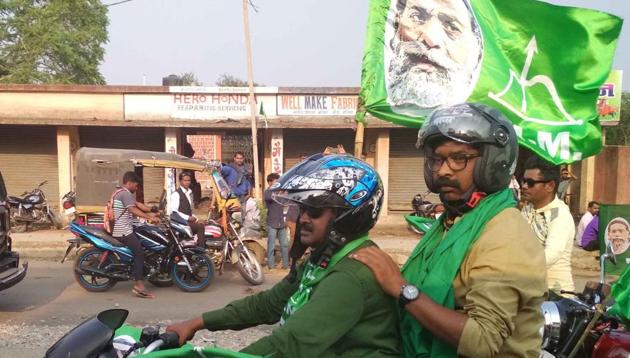 JMM working President Hemant Soren on bike holding party flag with symbol after launching the second phase of JMM Sangharsh Yatra at Ulihatu village the birth place of legendary freedom fighter Birsa Munda in Khunti district on Sunday(HT)