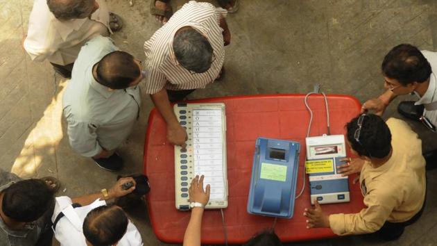 Directed by District Election Officer, as part of an awareness programme, officials show EVMs (Electronic Voting Machine) and VVPATs (Voter Verifiable Paper Audit Trail) to people near Shyambazar AV School, in Kolkata, West Bengal, India, on Tuesday, March 19, 2019.(Samir Jana / Hindustan Times)
